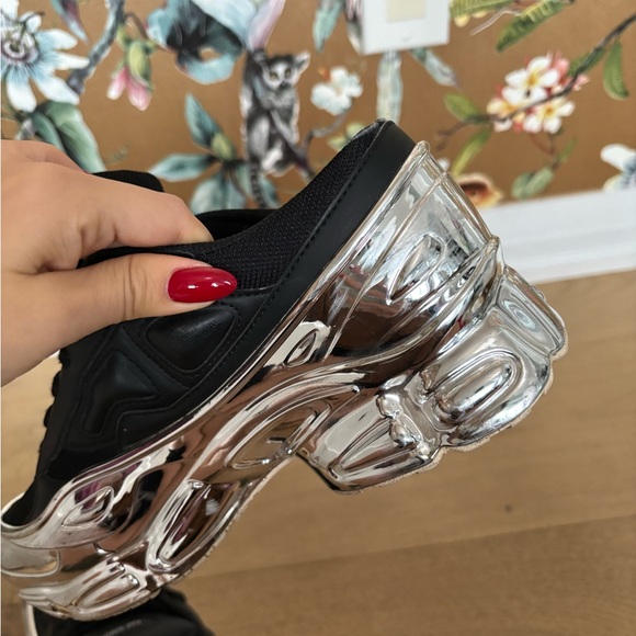 Raf Simmons ADIDAS Ozweego Core Black Silver Metallic - Picture 4 of 6